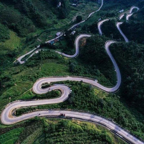 Hà Giang ảnh 1 - Bức tranh ruộng bậc thang mùa nước đổ ở Hoàng Su Phì, nơi những thửa ruộng như những tấm gương khổng lồ phản chiếu bầu trời xanh thẳm và ánh nắng vàng rực.