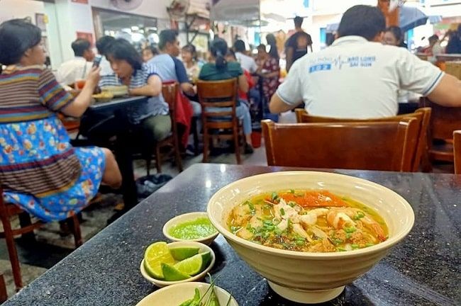 Khu ẩm thực đường phố sôi động nhất chợ Hòa Bình Quận 5