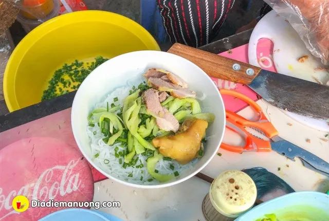 Bát bún đầy ắp thịt và dọc mùng giòn sần sật
