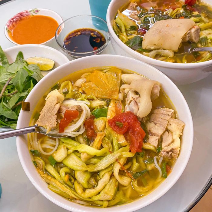 Bát bún dọc mùng đầy đặn tại Hàng Nón