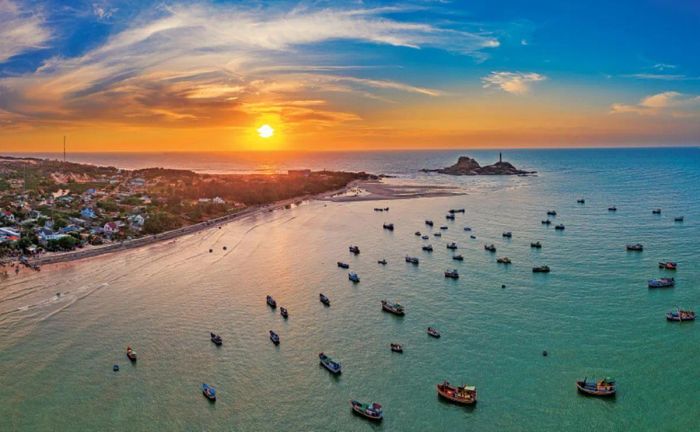 Phan Thiết ảnh 1 - Bình minh trên đồi cát bay Mũi Né với những dải cát vàng cam chuyển sắc dưới ánh nắng đầu ngày, tạo nên bức tranh thiên nhiên kỳ vĩ.