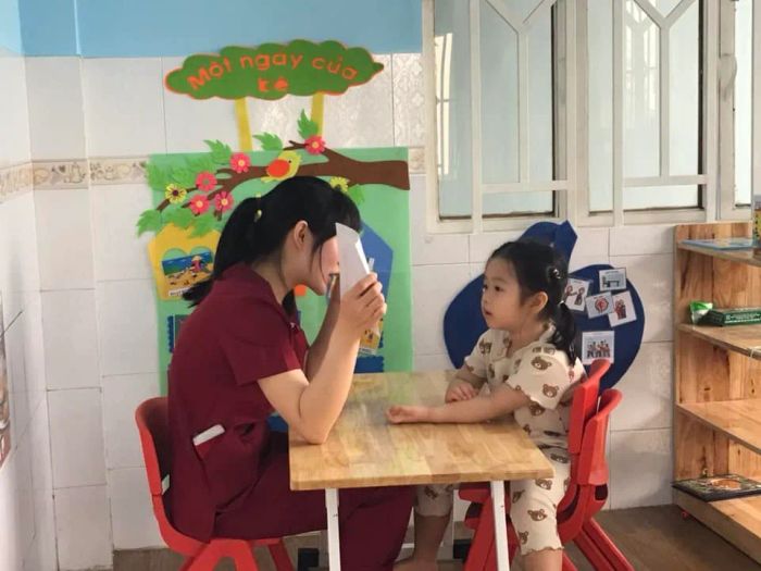Bộ ảnh thứ hai tại Trường Hòa Nhập Trí Đức Việt - Ghi lại những khoảnh khắc ấm áp trong các hoạt động trị liệu và học tập đầy màu sắc