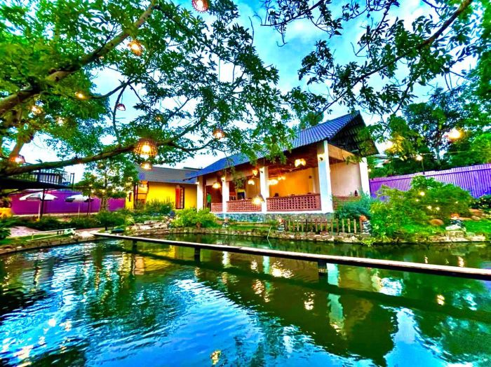 Góc tiệc lãng mạn dưới ánh đèn tại The Little Garden