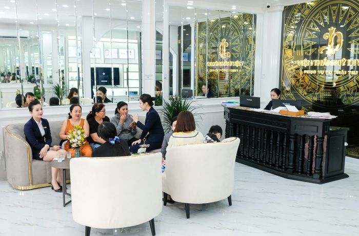 Khoảnh khắc đông đảo khách hàng lựa chọn Viện thẩm mỹ DIVA để tân trang nhan sắc