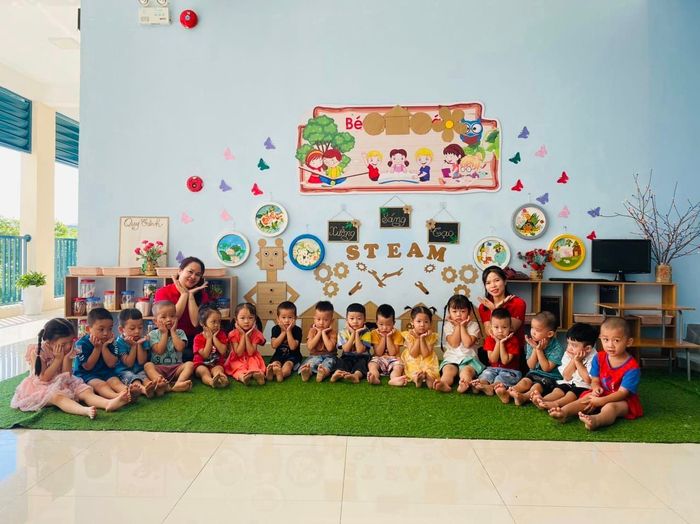 Sân chơi ngoài trời xanh mát tại Trường Mầm Non Đông Xá