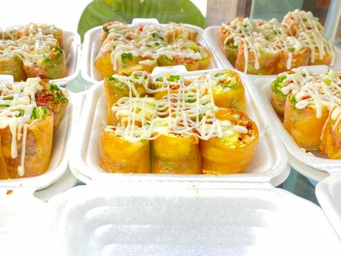 Các món ăn vặt hấp dẫn tại Quán Hàng Dừa
