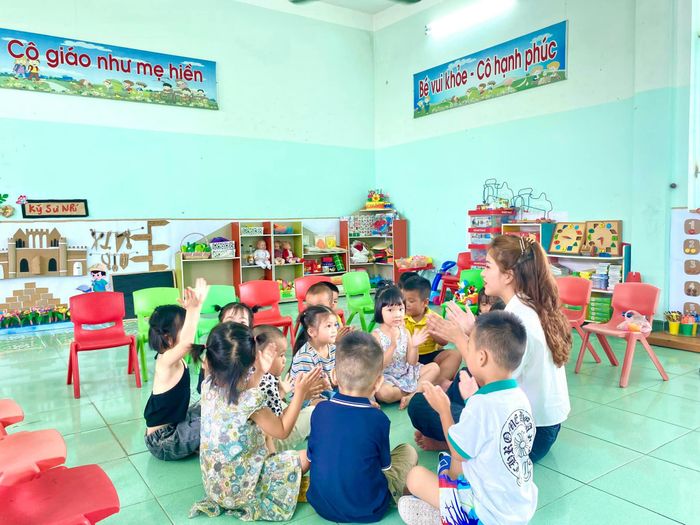 Khu vui chơi ngoài trời xanh mát tại Trường Mầm non Quan Lạn