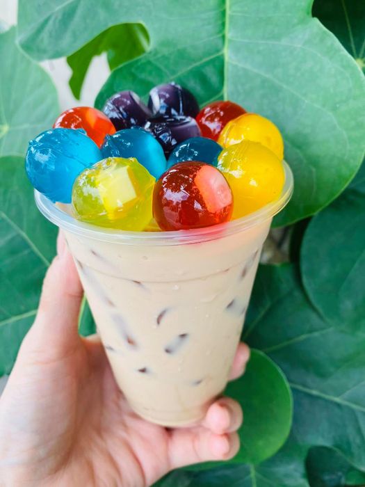 Các món ăn vặt đa dạng tại Quán Hàng Dừa