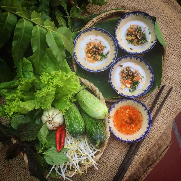 Không gian ấm cúng và món ngon đặc trưng tại quán Cô Cám