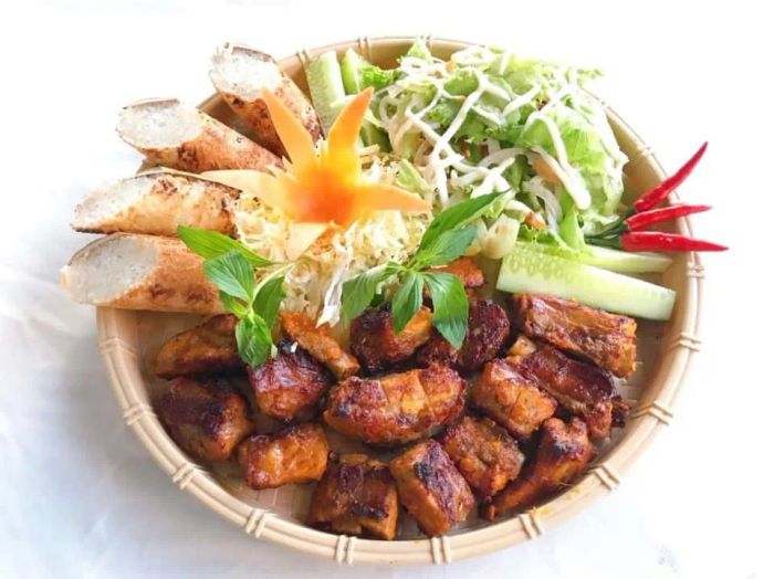 Góc thư giãn lãng mạn bên hồ sen tại BeeZone Coffee - Royaltea