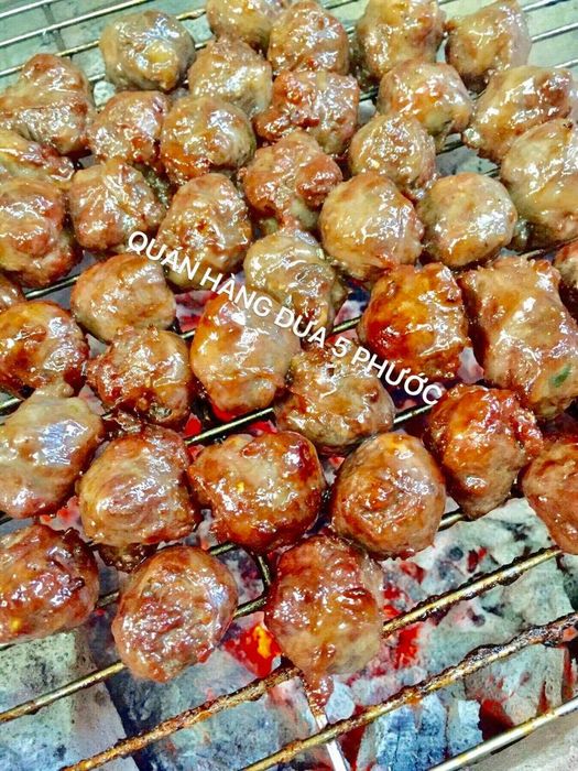Không gian ấm cúng và món ngon đặc trưng tại Hàng Dừa Năm Phước