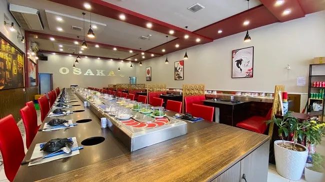 Tại <strong>Lẩu Băng Chuyền OSAKA.O</strong>, thực khách sẽ được thưởng thức các món lẩu đặc sắc, với hơn 60 loại topping phục vụ trên băng chuyền, giúp bạn dễ dàng lựa chọn món yêu thích.