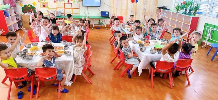 Giờ học ngoài trời đầy hứng khởi tại Trường Mầm Non Thị Trấn Cái Rồng