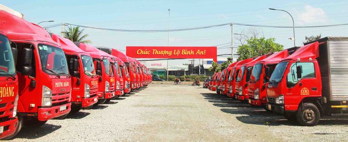 Hình ảnh đội xe đa dạng của Vận Tải Phượng Hoàng