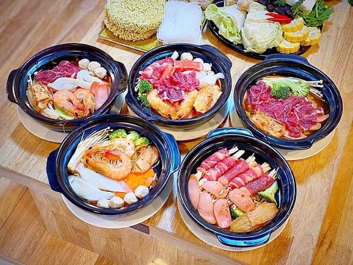 Không gian ấm cúng và món ngon đặc trưng tại NAGA