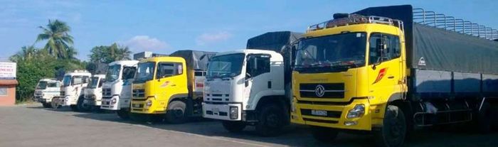 Hình ảnh đội xe hiện đại và hệ thống kho bãi của Vận Tải Nguyên Khang