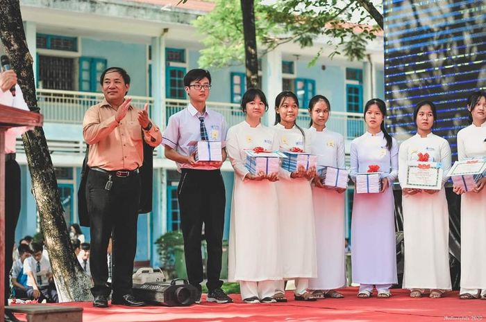 Góc nhìn ấn tượng về khuôn viên trường THPT Nguyễn Huệ