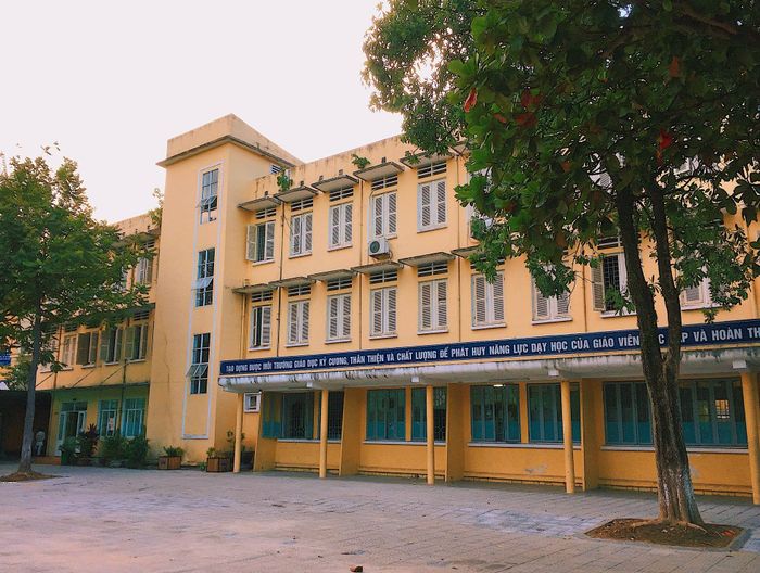 Khuôn viên xanh mát và cơ sở vật chất hiện đại tại THPT Cao Thắng