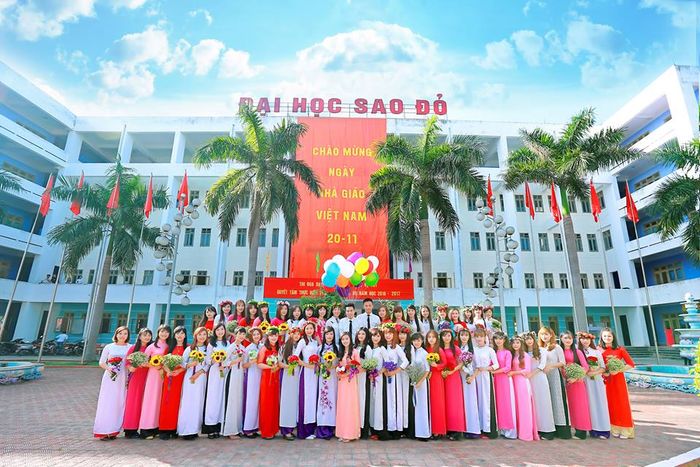 Toàn cảnh khuôn viên xanh mát của Đại học Sao Đỏ - nơi ươm mầm tri thức