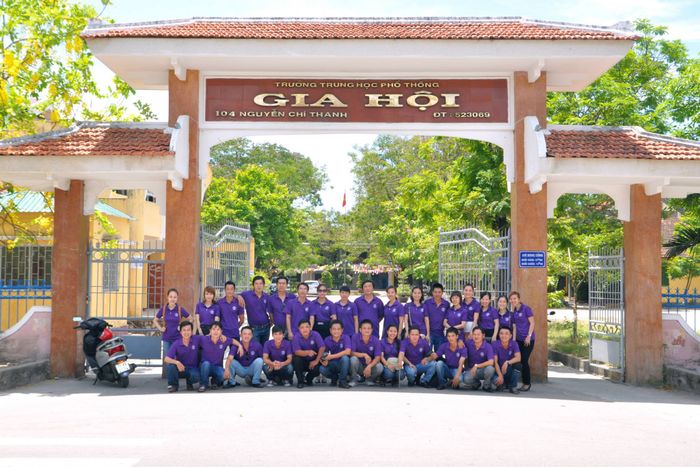 Khuôn viên xanh mát của trường THPT Gia Hội
