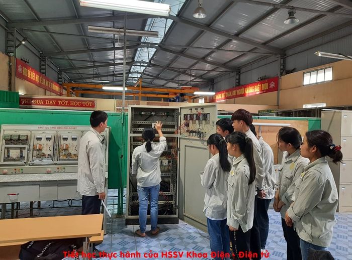 Sinh viên thực hành tại xưởng trường Cao Đẳng Cơ Giới Xây Dựng