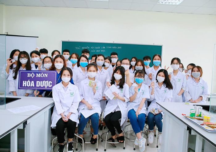 Hình ảnh phòng thí nghiệm hiện đại tại Cao Đẳng Dược Trung Ương Hải Dương
