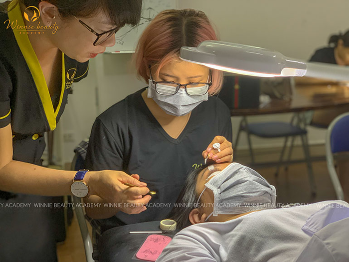 Giờ học thực hành chuyên nghiệp tại Winnie Beauty Academy - Ảnh 2