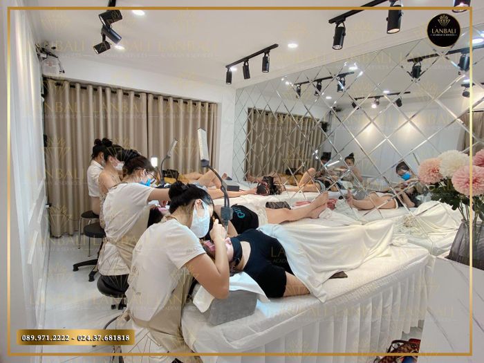 Học viên thực hành kỹ thuật nối mi cao cấp tại LanBali - Ảnh 2