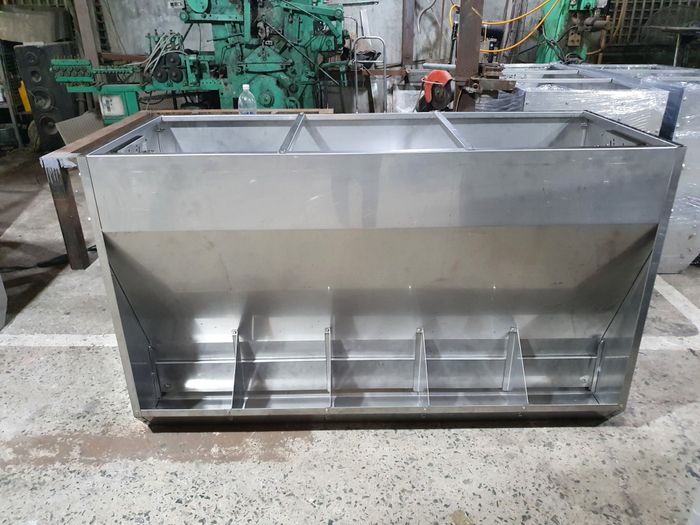 Hình ảnh dây chuyền sản xuất inox hiện đại tại Vinh Vượng