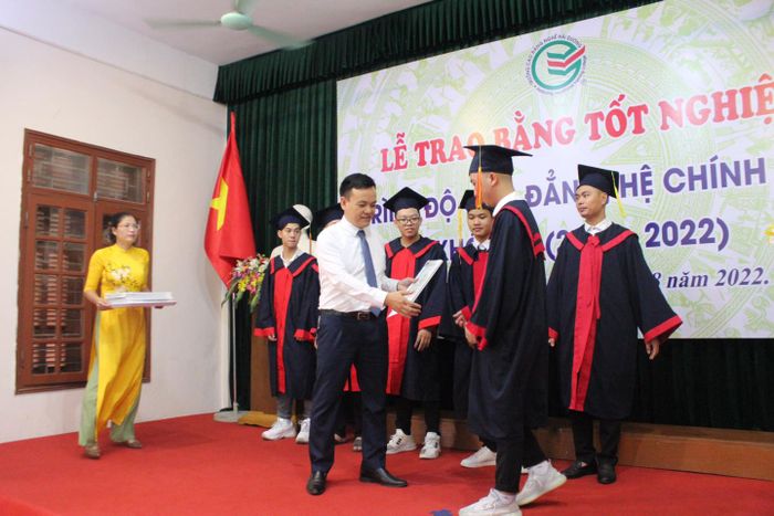 Hình ảnh sinh viên thực hành tại xưởng trường Cao Đẳng Nghề Hải Dương