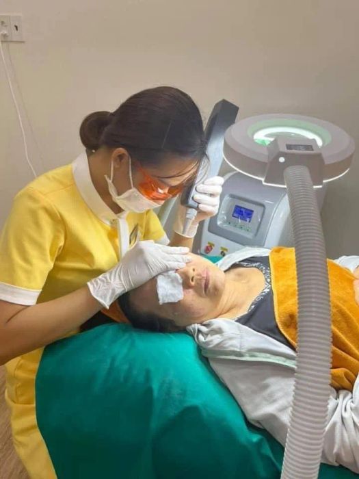 Hệ thống máy móc hiện đại và quy trình chăm sóc chuyên nghiệp tại Thẩm Mỹ Viện Trúc Mai