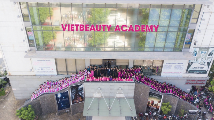 Giờ học thực hành chuyên nghiệp tại VietBeauty Academy - Ảnh 2