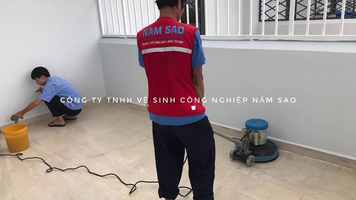 Hình ảnh đội ngũ chuyên gia vệ sinh của Năm Sao