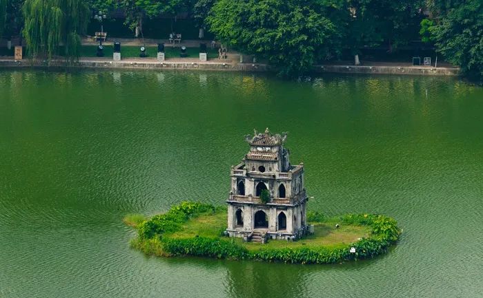 Tranh minh họa số 1: Cảnh Lê Lợi nhận gươm thần