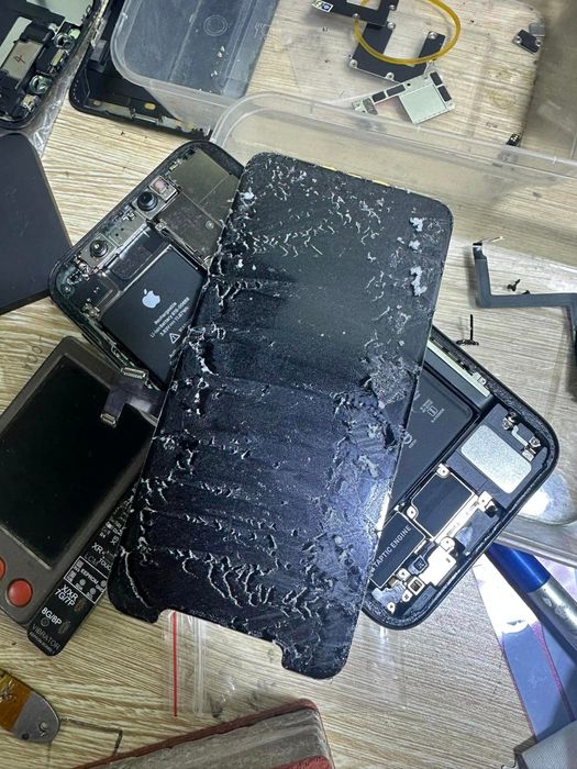 Hình ảnh thực tế 2 - Đội ngũ kỹ thuật viên Đinh Quyền GSM đang làm việc tận tâm