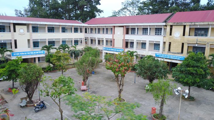 Khuôn viên xanh mát đạt chuẩn Quốc gia của Trường THCS Lý Tự Trọng