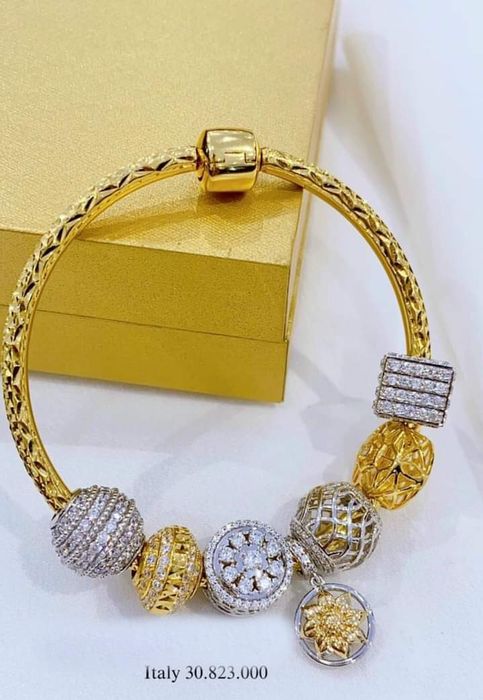 Không gian trưng bày trang sức tinh tế tại PNJ Thanh Hóa