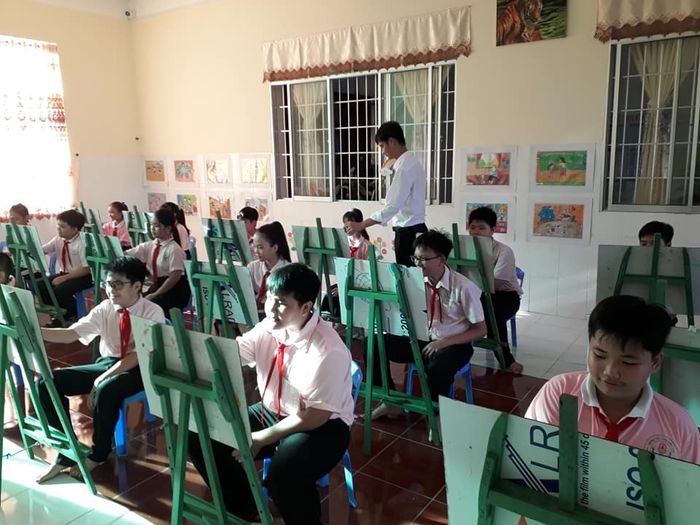 Khuôn viên xanh mát của Trường THCS Phan Châu Trinh