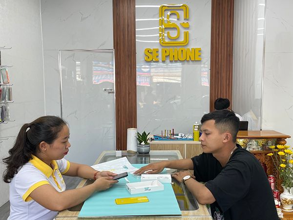 Không gian trưng bày sản phẩm tại Se Phone Tam Kỳ