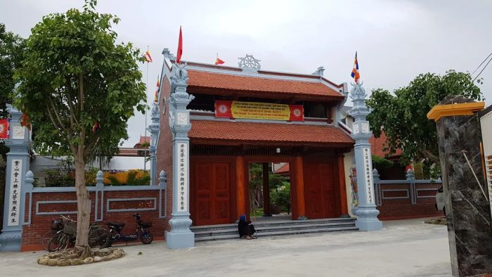 Hình ảnh toàn cảnh Chùa Đức Hậu - nét kiến trúc cổ kính giữa khung cảnh thiên nhiên yên bình
