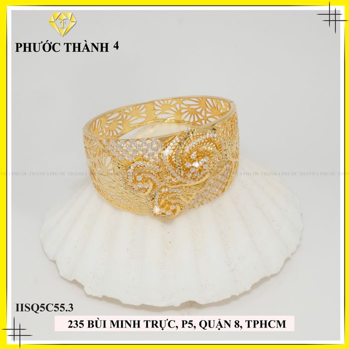 Không gian trưng bày sang trọng tại Phước Thành 4 Jewelry