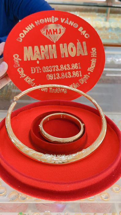 Không gian trưng bày trang sức sang trọng tại Vàng Bạc Mạnh Hoài