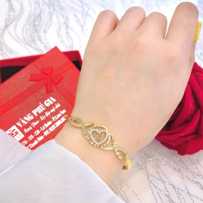 Không gian sang trọng đẳng cấp tại Vàng Bạc Đá Quý Phú Gia - Ảnh 2