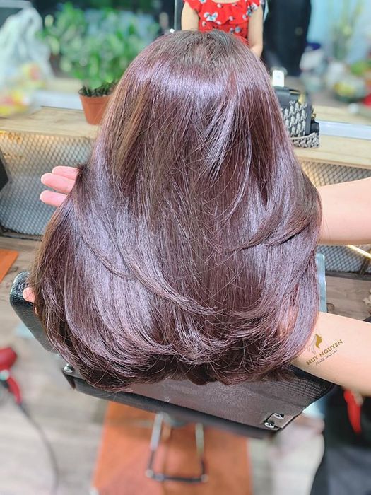 Hình ảnh ấn tượng về phong cách làm việc tại Salon Tóc Huy Nguyễn