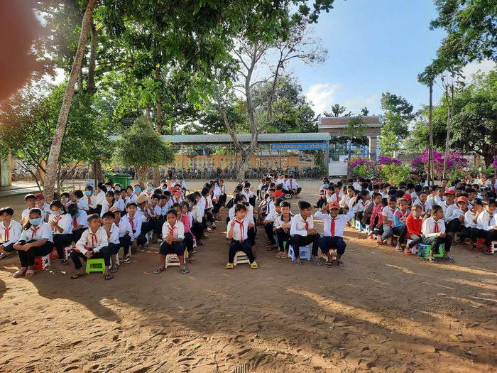 Phòng học hiện đại được trang bị đầy đủ thiết bị dạy học tại Trường THCS Nhị Trường