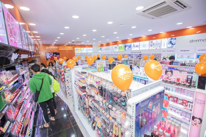 Không gian mua sắm hiện đại tại Guardian Health & Beauty