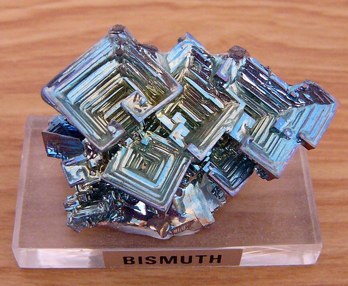 Bitmut nặng, giòn (dễ nghiền thành bột)