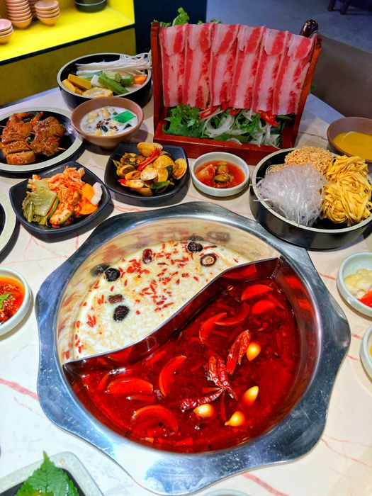 Lẩu đôi ngăn với thịt và hải sản tươi ngon