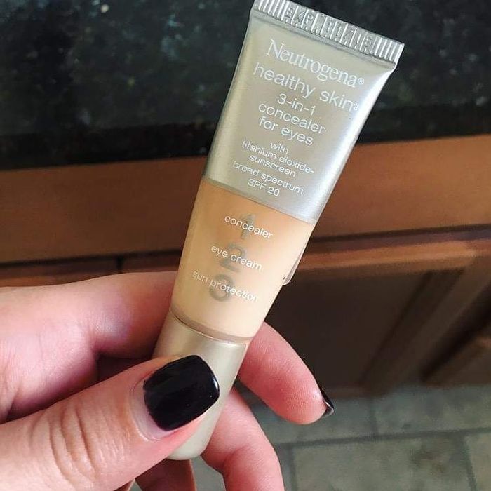 Hình ảnh minh họa kem che khuyết điểm Neutrogena 3-in-1 cho vùng mắt