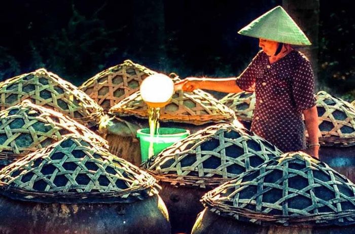 Tư liệu ảnh: Nghệ nhân Chăm khéo léo tạo hình sản phẩm gốm truyền thống (Nguồn: Internet)